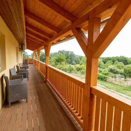 Montana-ederics Vendeghaz Guest house *